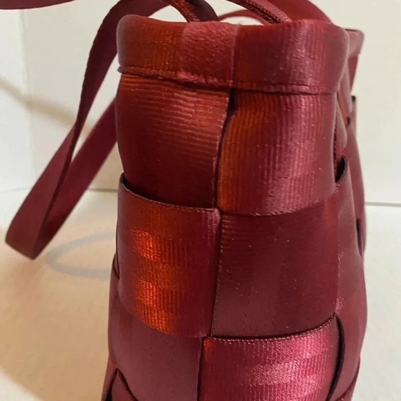 Harvey’s red original seatbelt shoulder handbag - Picture 3 of 13